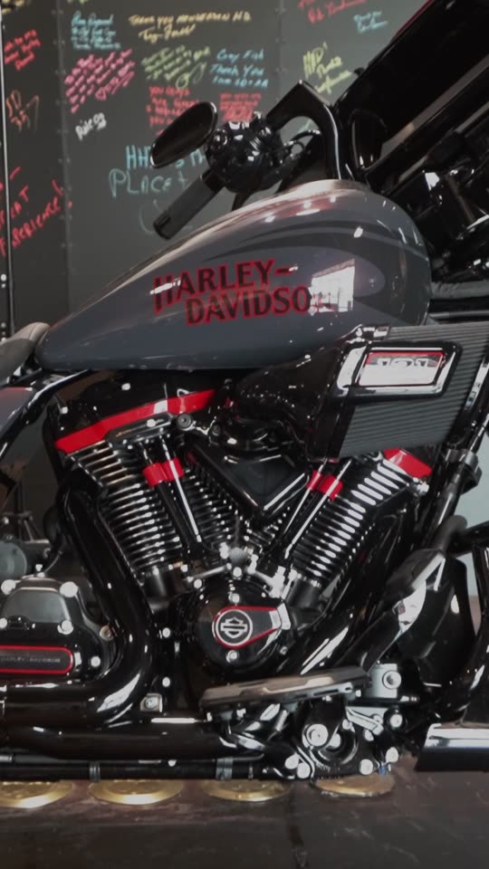 Harley-Davidson lettering on the gray fairing