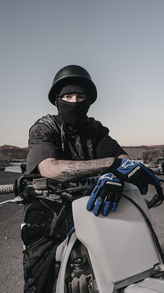 Leaning on the bars, gloves forward